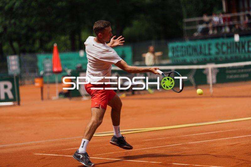 Tennisspieler beim Vorhand-Schlag auf dem Sandplatz in Dresden