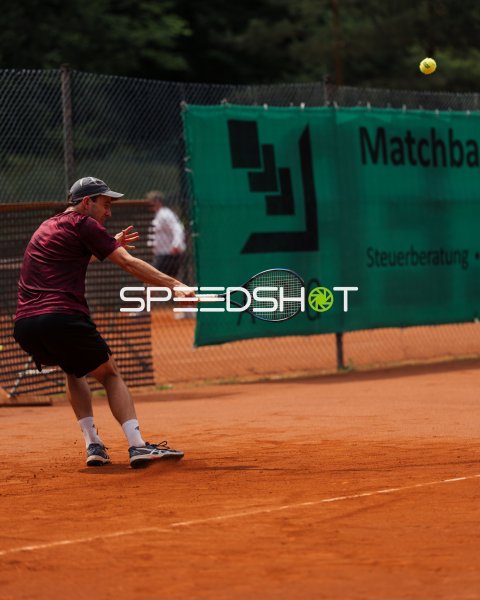 Tennisspieler beim Vorhand-Schlag auf dem Sandplatz in Dresden
