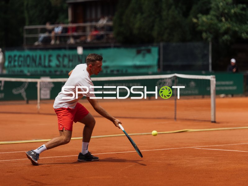 Tennisspieler beim Rückhand-Slice auf dem Sandplatz in Dresden