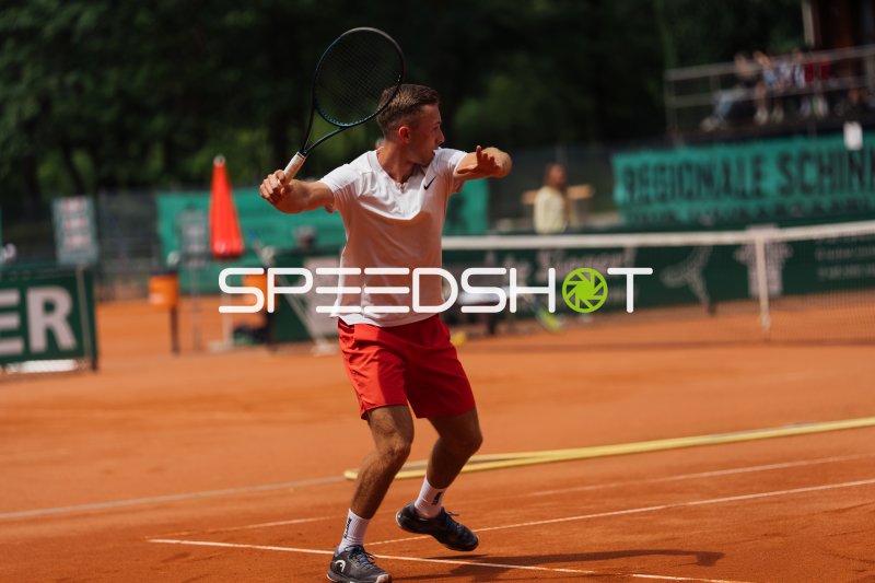 Tennisspieler beim Vorhand-Schlag auf dem Sandplatz in Dresden