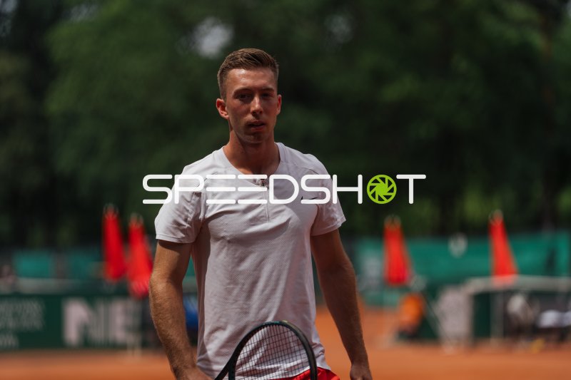Tennisspieler auf dem Sandplatz im Waldpark Dresden