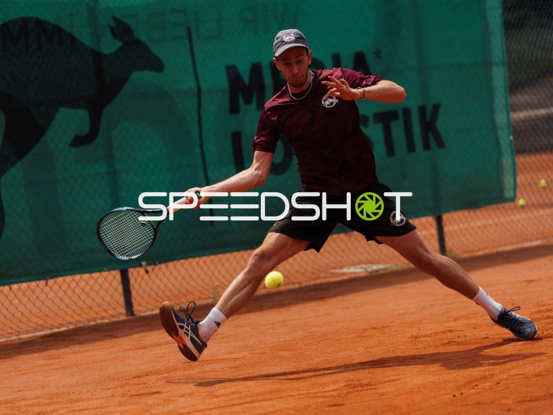 Tennisspieler beim Vorhand-Streckangriff auf Sand in Dresden