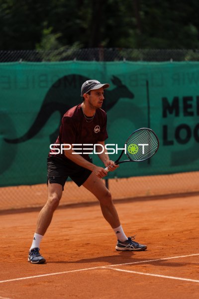 Tennisspieler in Grundstellung auf Sandplatz in Dresden