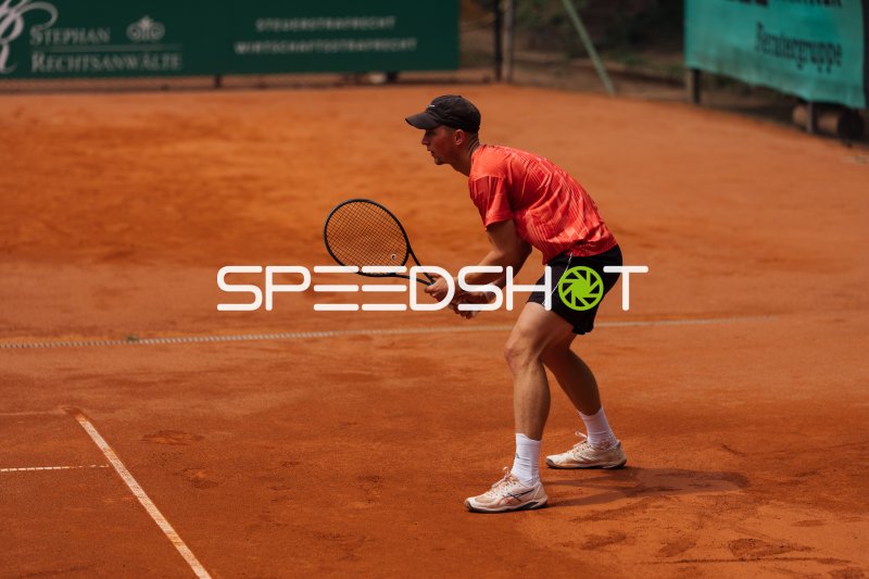 Tennisspieler in Grundstellung auf Sandplatz in Dresden