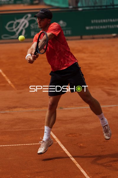 Tennisspieler beim Rückhand-Schlag auf dem Sandplatz in Dresden