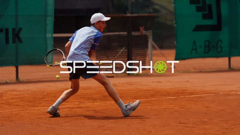 Junger Tennisspieler beim Schlag auf dem Sandplatz in Dresden