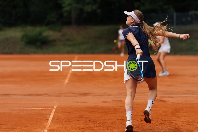 Aufschlag einer Tennisspielerin auf dem Sandplatz in Dresden