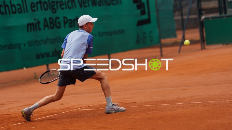 Tennisspieler beim Grundlinien-Schlag auf dem Sandplatz in Dresden