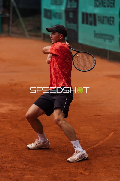Tennisspieler beim Vorhand-Followthrough auf dem Sandplatz in Dresden