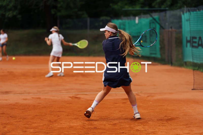 Tennisspielerinnen im Doppel beim Schlagaustausch auf Sand