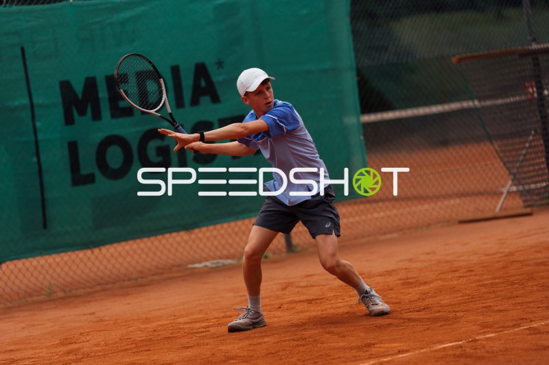 Tennisspieler beim Vorhand-Schlag auf dem Sandplatz in Dresden
