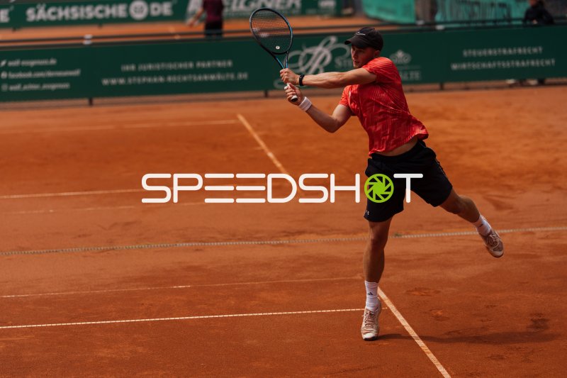 Tennisspieler beim kraftvollen Vorhand-Schlag auf dem Sandplatz in Dresden