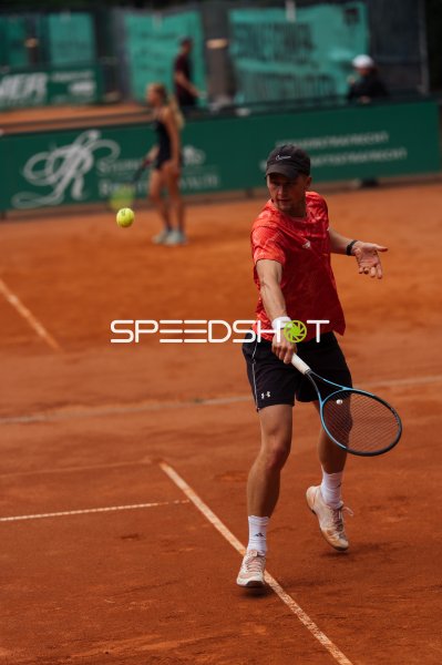 Tennisspieler beim Vorhand-Schlag auf dem Sandplatz in Dresden