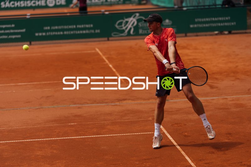 Tennisspieler beim Vorhand-Schlag auf dem Sandplatz in Dresden