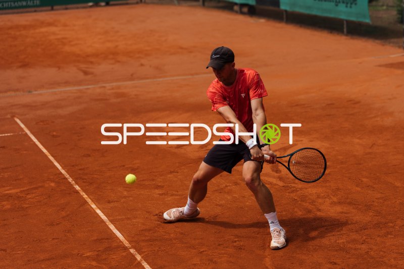 Tennisspieler beim Rückhand-Schlag auf dem Sandplatz in Dresden