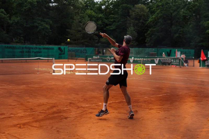 Tennisspieler beim Vorhand-Schlag auf dem Sandplatz in Dresden