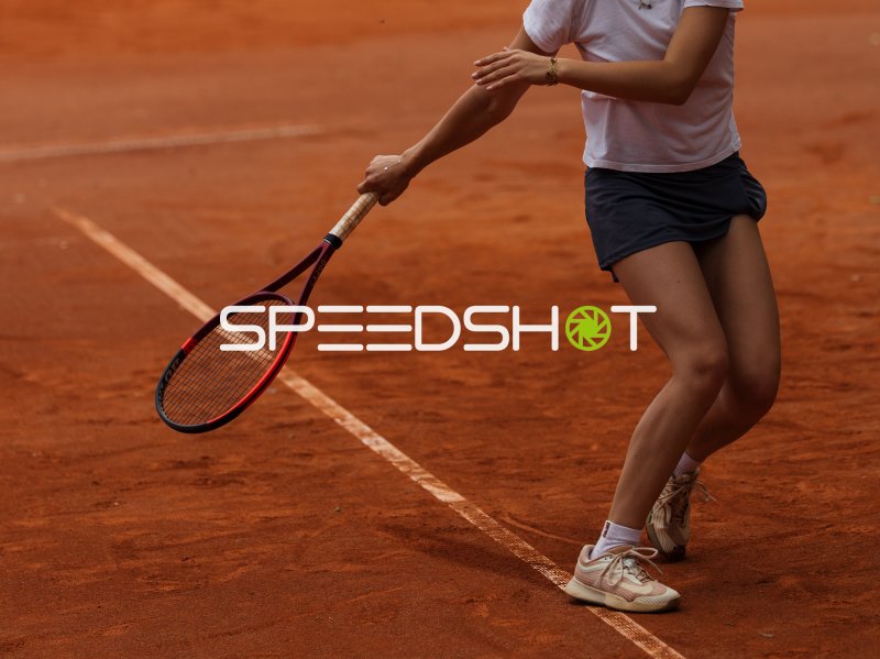 Tennisspielerin mit Schläger auf Sandplatz in Dresden