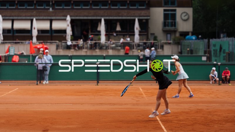 Zwei Tennisspielerinnen im Doppel auf dem Sandplatz in Dresden
