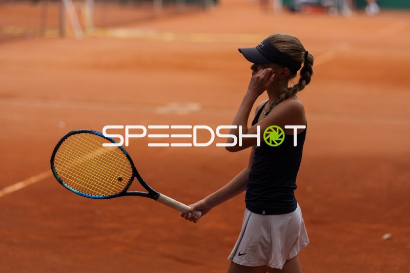 Tennisspielerin mit Schläger auf Sandplatz in Dresden