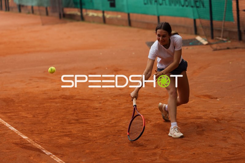 Tennispielerin beim Vorhand-Slice auf dem Sandplatz in Dresden