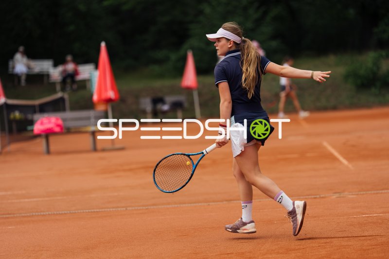 Tennisspielerin nach Schlag auf Sandplatz in Dresden