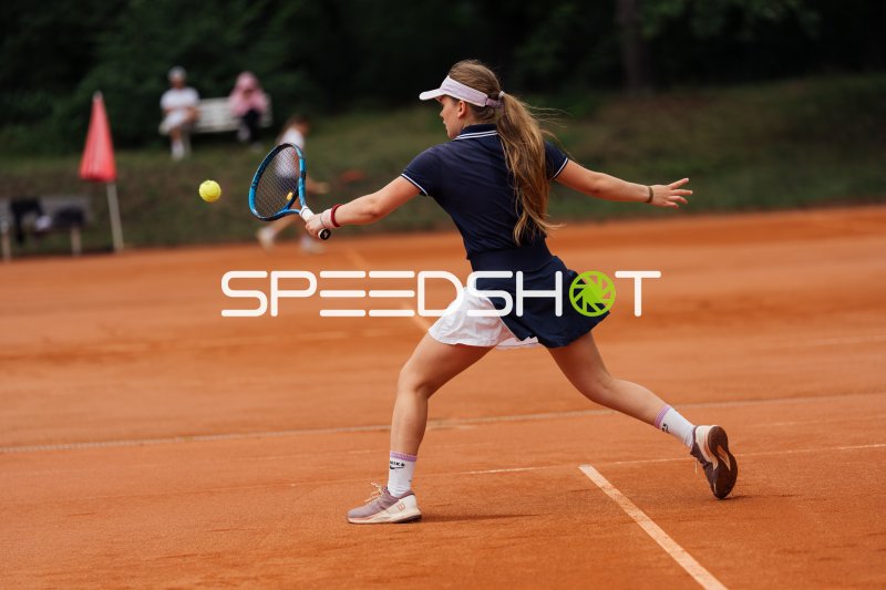 Junge Tennisspielerin beim Vorhand-Schlag auf dem Sandplatz in Dresden
