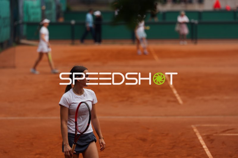 Tennisspielerin mit Schläger auf dem Sandplatz in Dresden