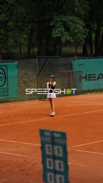 Tennisspielerin beim Aufschlag auf dem Sandplatz in Dresden