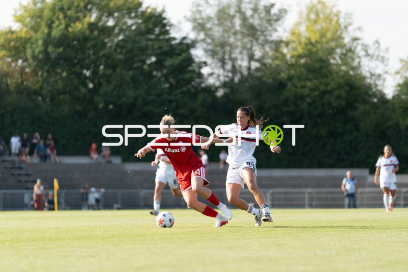 Zweikampf zwischen FC Bayern Frauen und 1. FC Nürnberg Frauen im Stauferpark