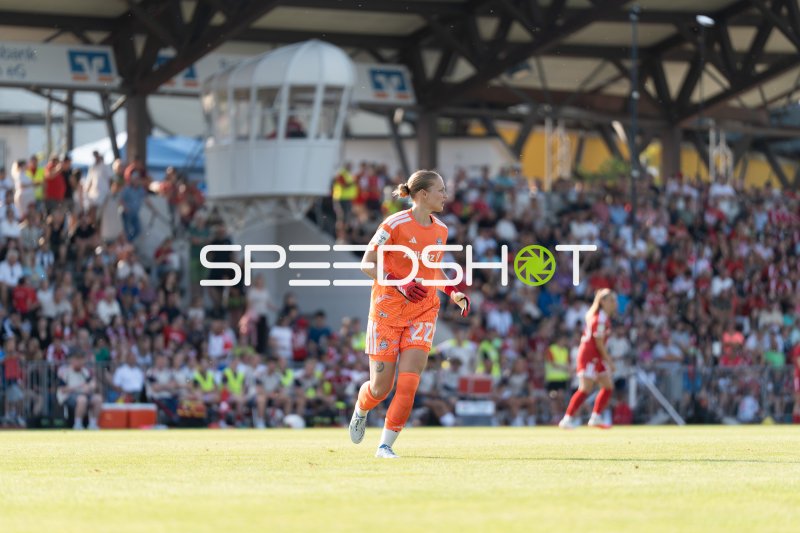 Regina van Eijk (#22; FC Bayern Frauen) im Spielgeschehen