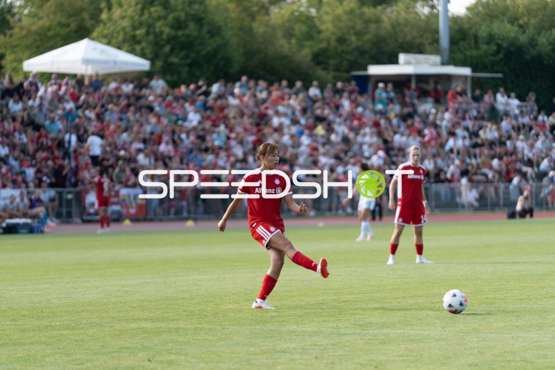Momoko Tanikawa (#18; FC Bayern Frauen) beim Passspiel in Donauwörth