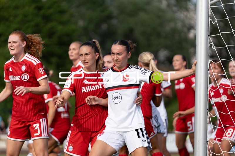 Katharina Naschenweng und Stine Ballisager im Zweikampf an der Torstange