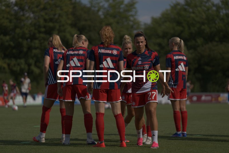 Arianna Caruso (#27; FC Bayern Frauen) und Linda Dallmann beim Aufwärmen in Donauwörth