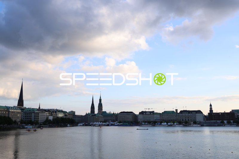 Binnenalster Hamburg mit Stadtsilhouette beim Triathlon