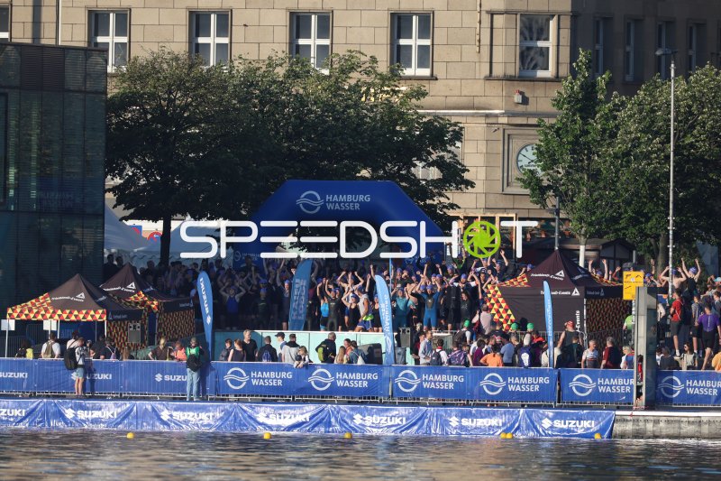 Startzeremonie beim Triathlon an der Binnenalster Hamburg