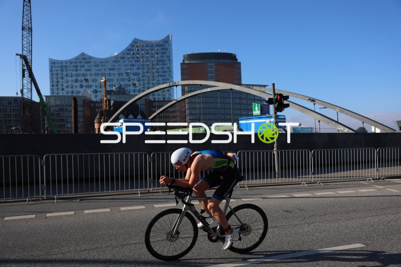 Triathlet auf dem Rad vor der Elbphilharmonie in Hamburg