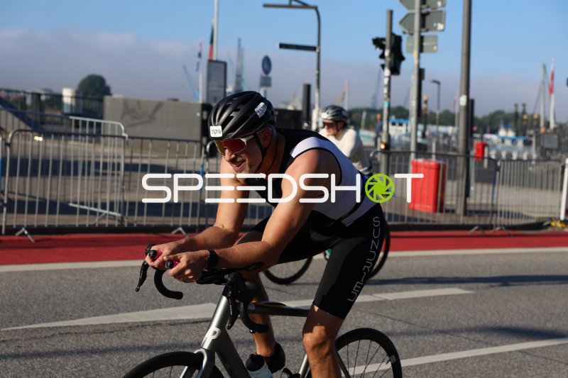 Triathlet (#1579) auf der Radstrecke am Jungfernstieg Hamburg