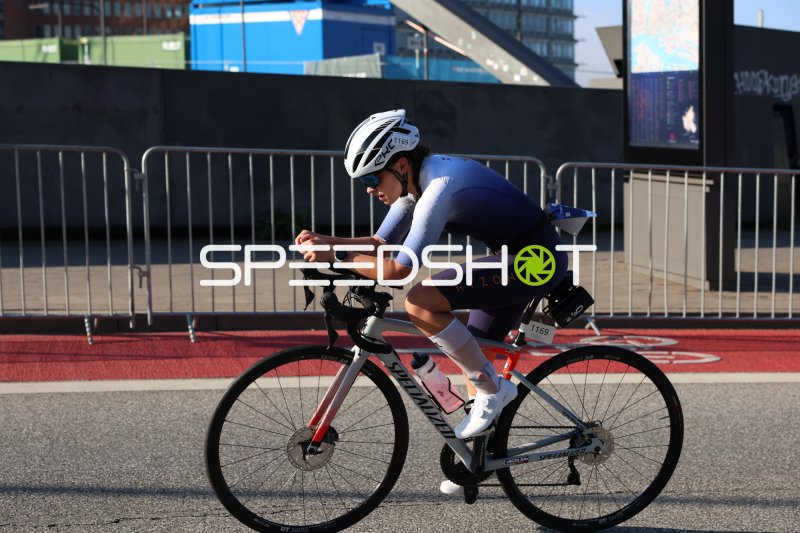 Triathletin (#1169) auf dem Rad-Abschnitt in Hamburg, Fynn HEGER #13648