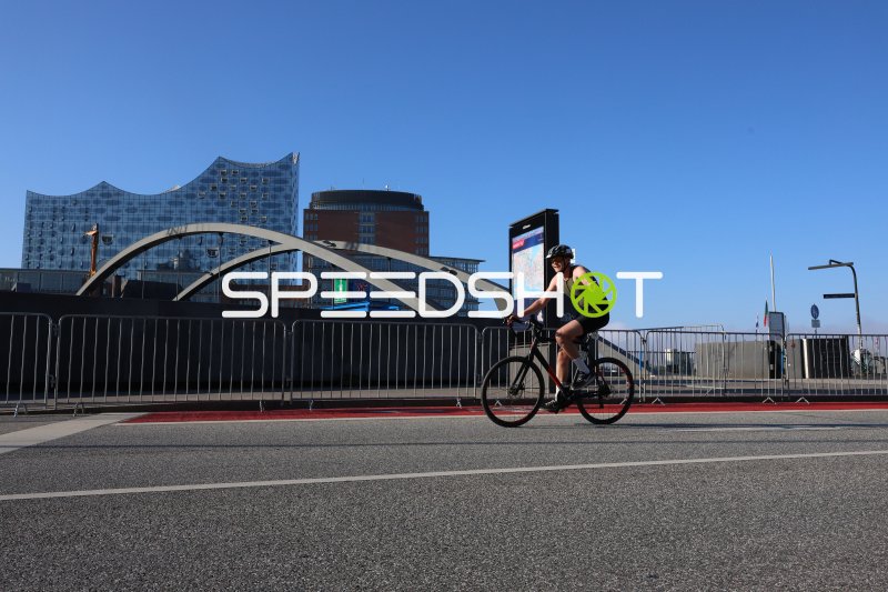 Triathlet auf der Radstrecke am Jungfernstieg mit Elbphilharmonie im Hintergrund