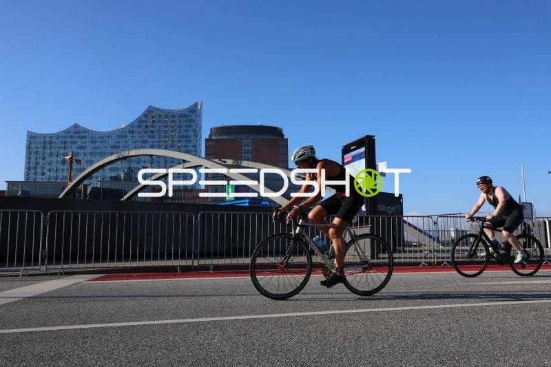 Triathlet auf dem Rad beim Hamburg Triathlon mit Elbphilharmonie im Hintergrund