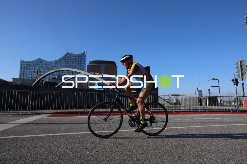 Triathlet auf dem Rad beim Triathlon Hamburg vor der Elbphilharmonie