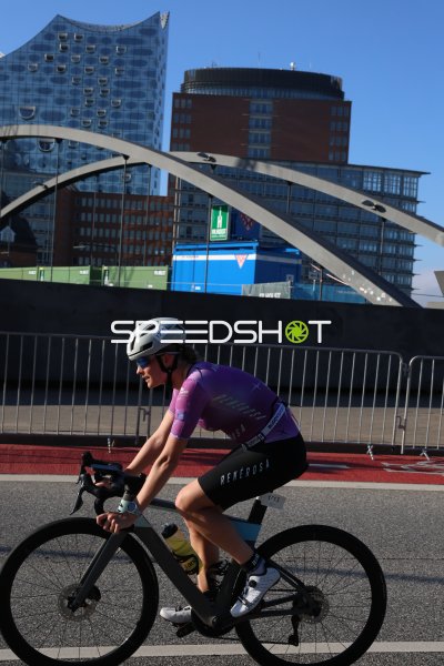 Triathletin (#1715) auf der Radstrecke beim Triathlon Hamburg