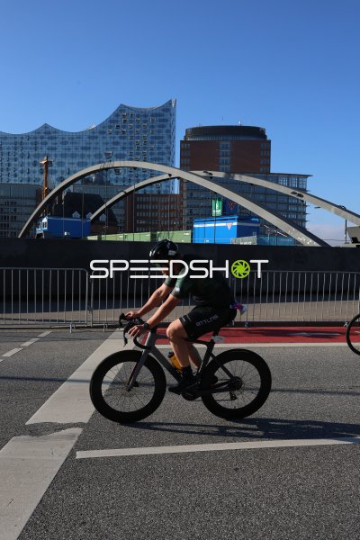Triathlet auf dem Rad beim Hamburg Triathlon am Jungfernstieg