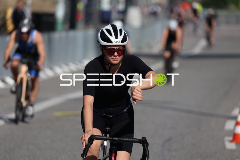 Triathletin (#2451) beim Radfahren am Jungfernstieg Hamburg