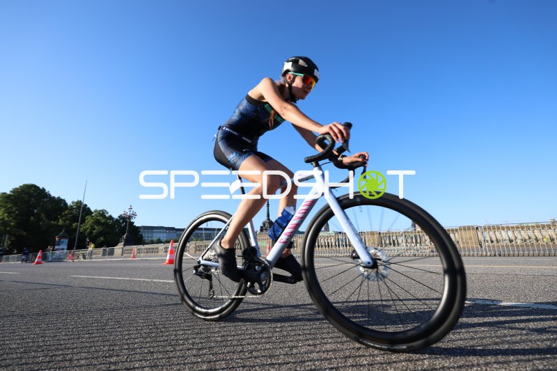 Triathletin auf Canyon-Rennrad bei der Radeinheit in Hamburg