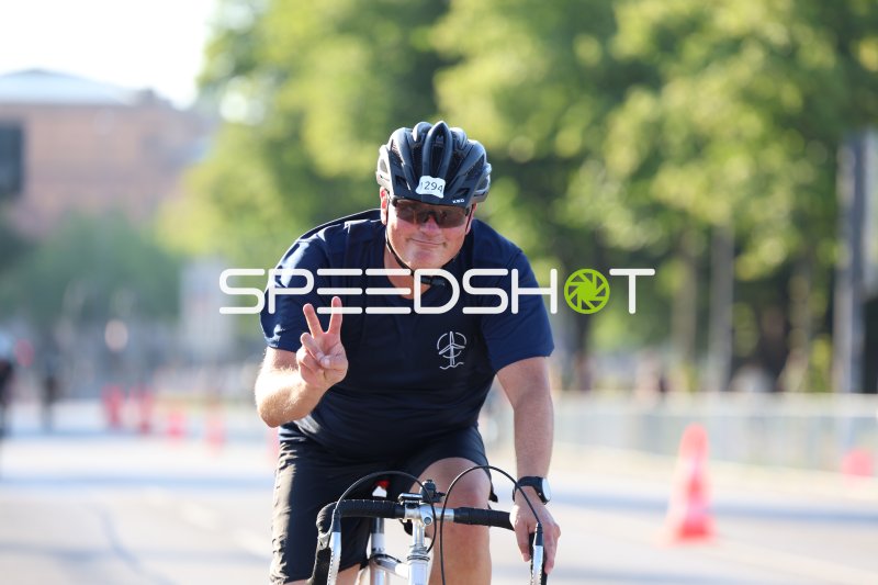 Triathlet (#1294) auf dem Rad beim Triathlon Hamburg