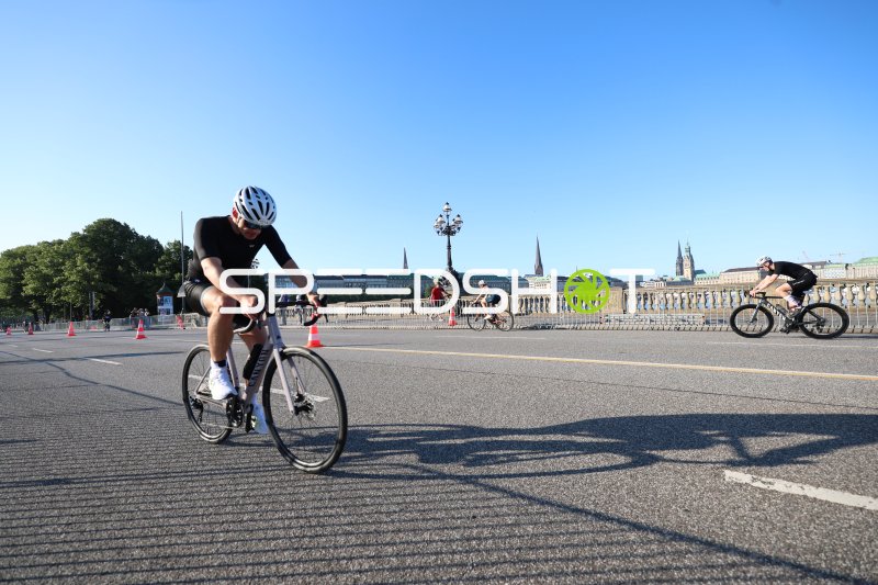 Radfahrer auf der Radstrecke beim Triathlon Hamburg am Jungfernstieg