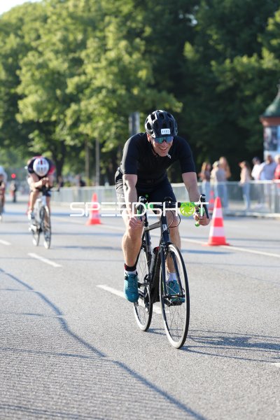 Triathlet auf dem Rad beim Triathlon Hamburg am Jungfernstieg