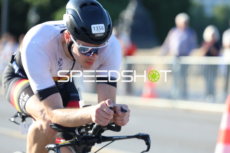Triathlet (#1356) in aerodynamischer Radfahrposition beim Hamburg Triathlon