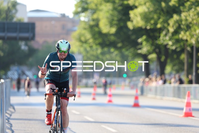 Triathlet (#1313) auf der Radstrecke beim Hamburg Triathlon